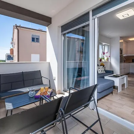1 Bedroom In Apartment *