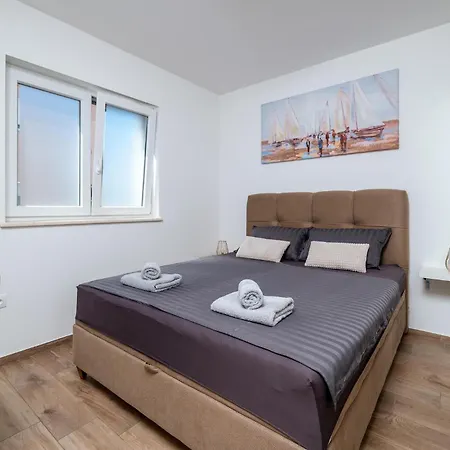 Apartment 1 Bedroom In Pula